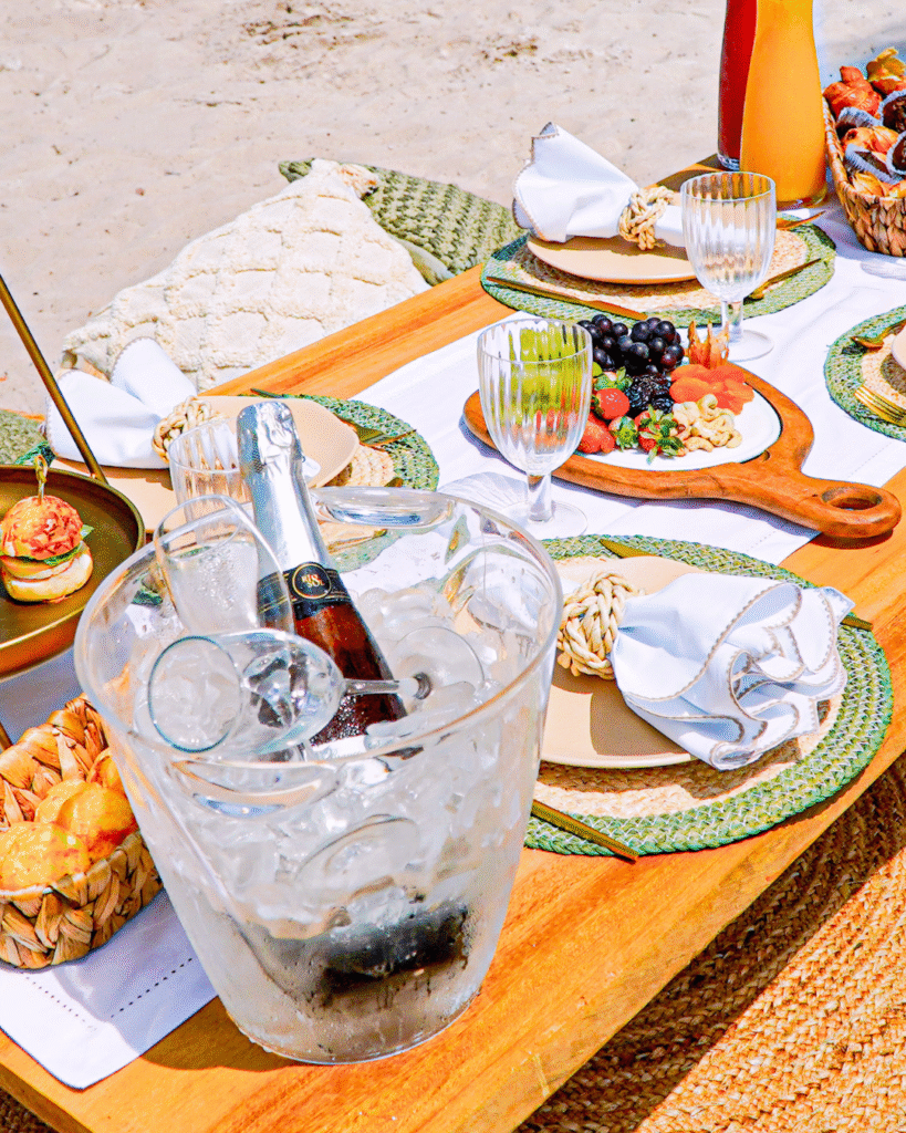 Mesa posta com muitas cores e sabores do verão.