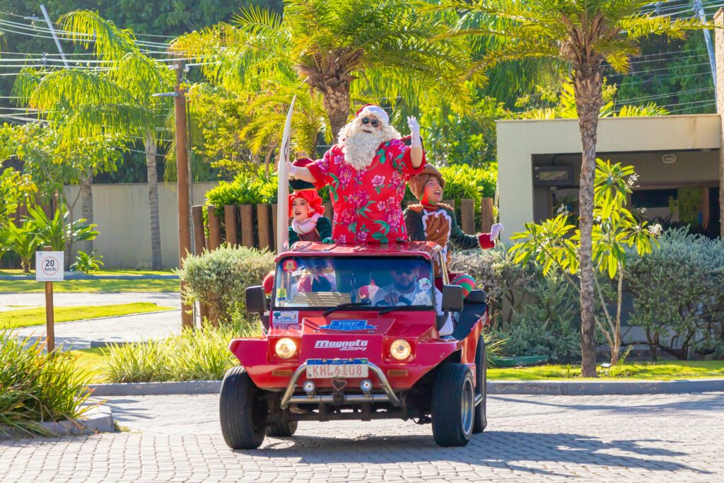 Papai Noel passeia de buggy pelos resorts Samoa espalhando a magia do Natal.