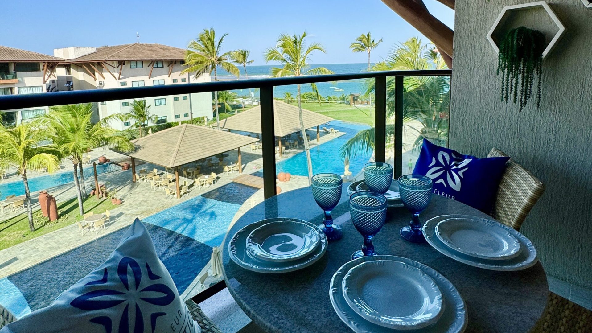 Vista interna de um apartamento La Fleur com varanda frente mar