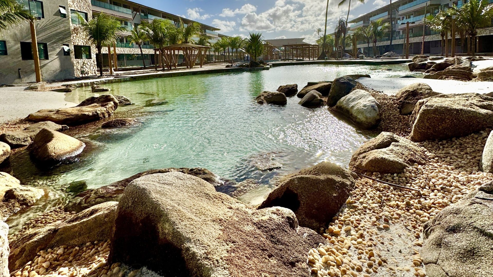Genesis Pool com seixos naturais no Samoa Villa Resort.