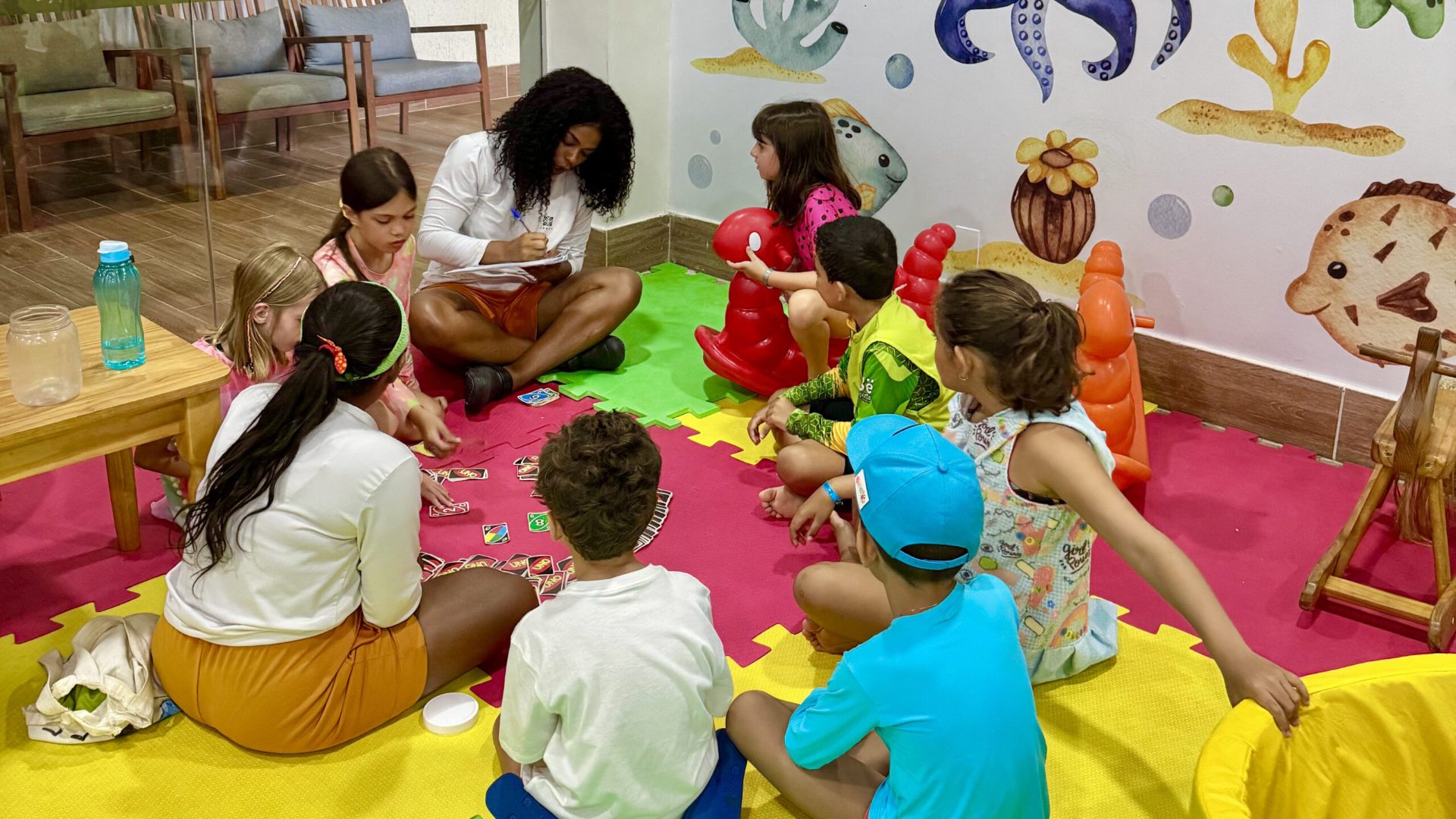 Equipe de recreação interagindo com crianças no Kids Club.