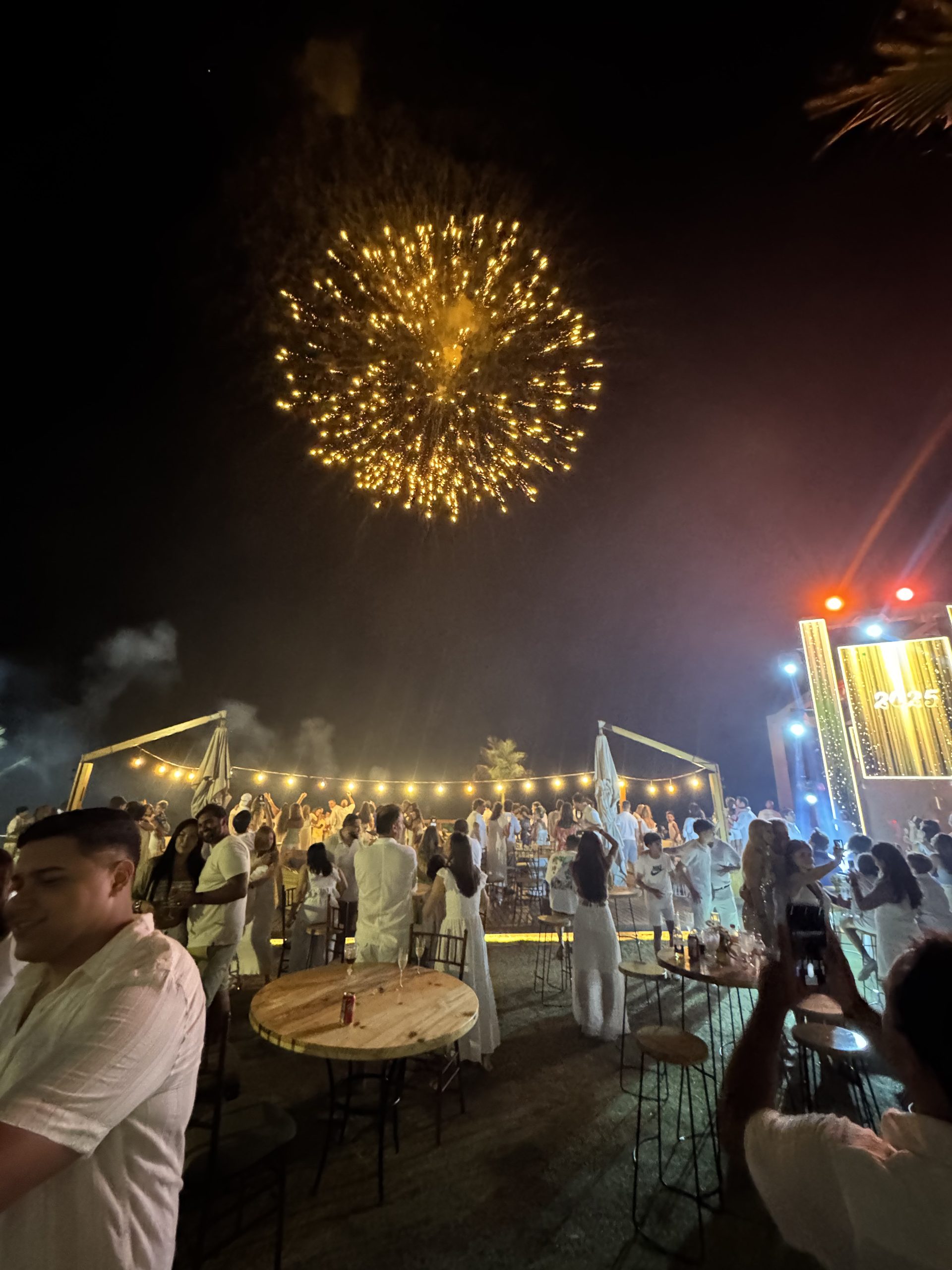 Celebração de Réveillon no Samoa Beach Resort com fogos de artifício e decoração luxuosa.