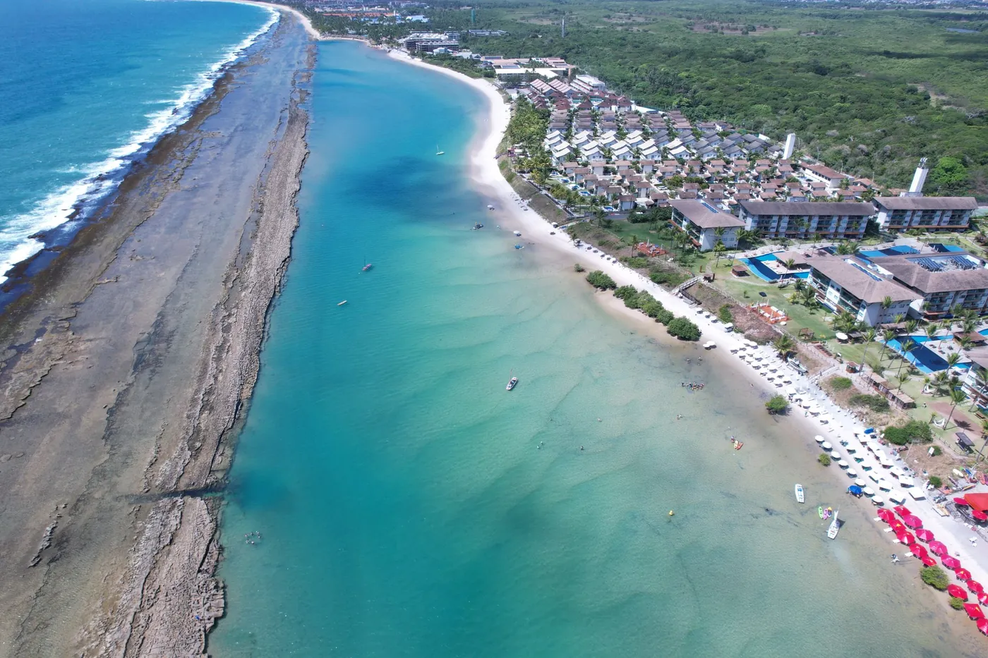 Vista aérea das piscinas naturais de Muro Alto, com o Samoa Beach Resort à beira-mar