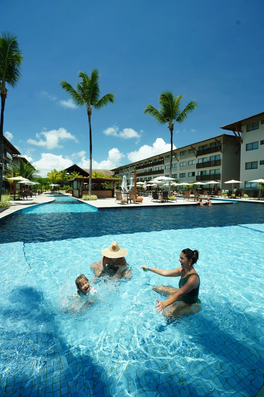 Piscina do Samoa Beach Resort cercada de coqueiros, em Muro Alto