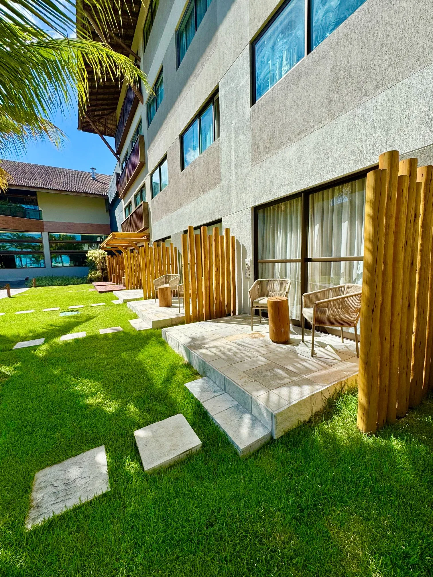 Quarto Premium Garden do Samoa Beach Resort com varanda voltada ao jardim