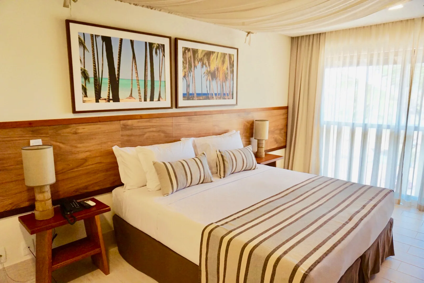 Quarto Superior do Samoa Beach Resort com cama de casal e varanda