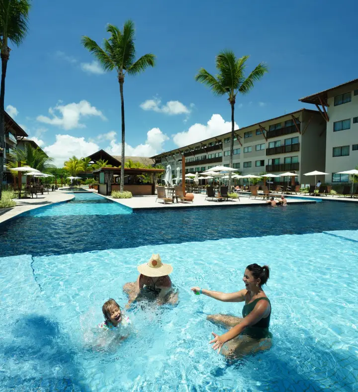 Mãe e filha brincam na piscina infantil do Samoa Beach Resort
