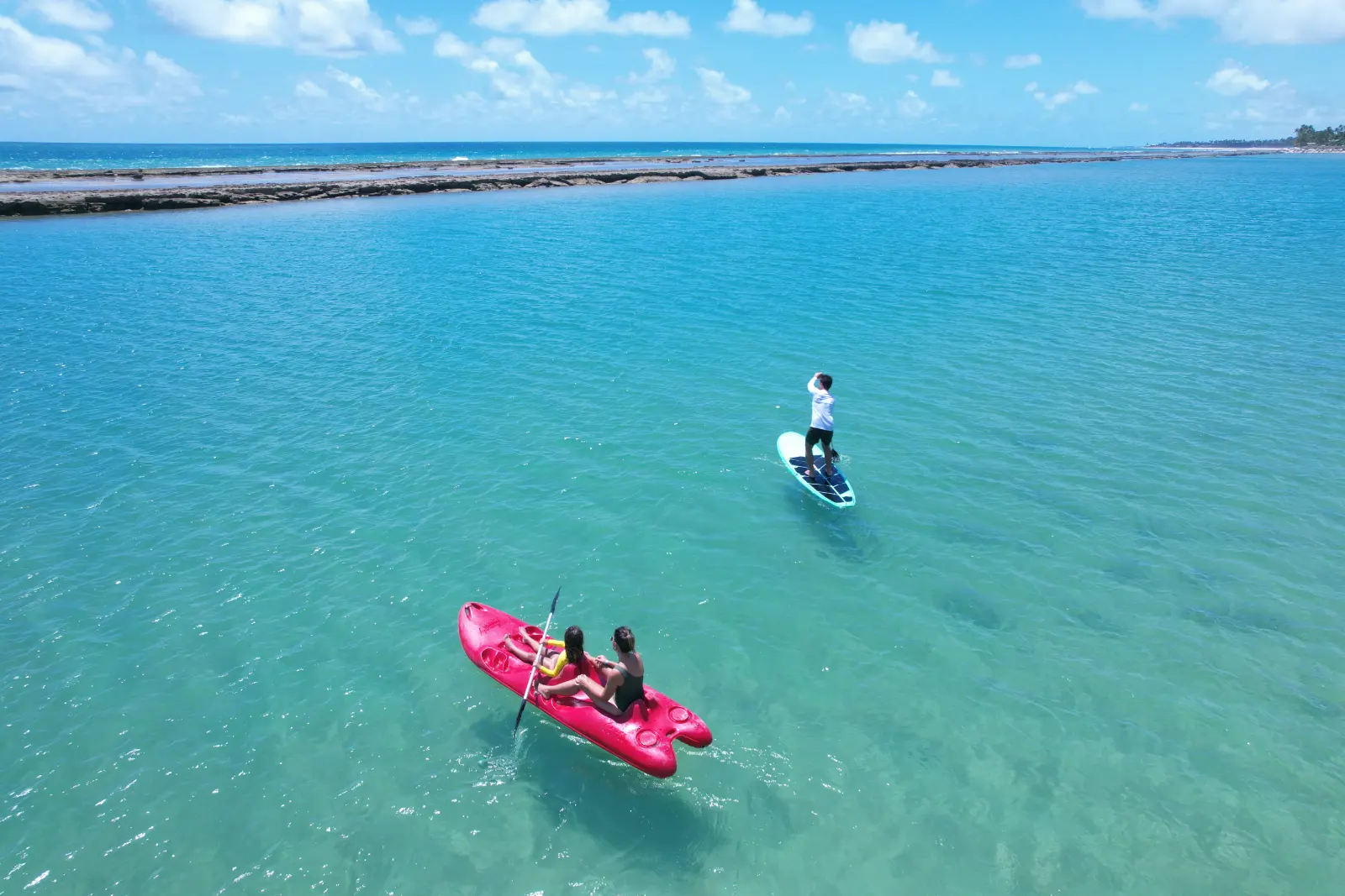 Caiaque e stand up paddle nas águas calmas e turquesa da piscina natural de Muro Alto